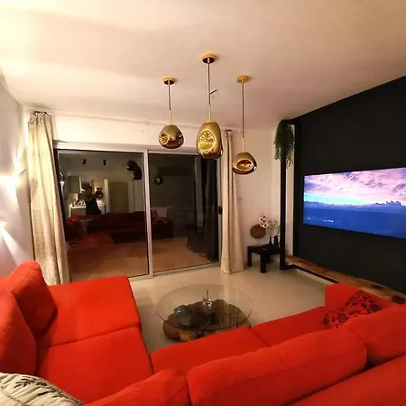 شقة Seafront With Private Garden *