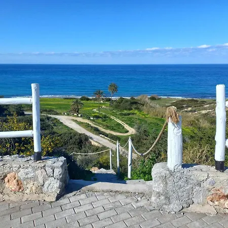 Seafront With Private Garden דירה